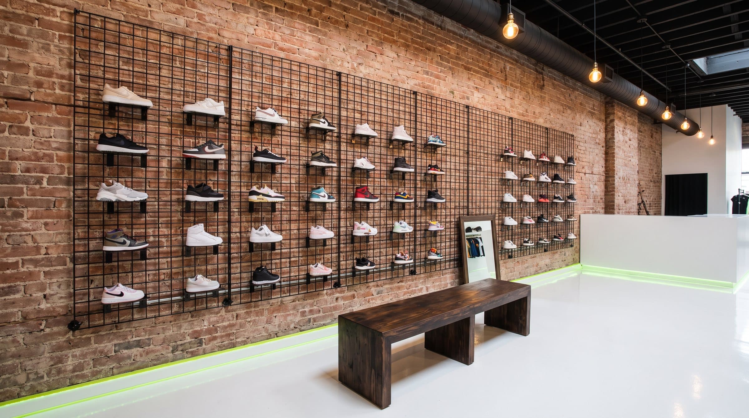 Angolo bambino del negozio Step Up a Frosinone con le sneakers kids e la panca per provarle
