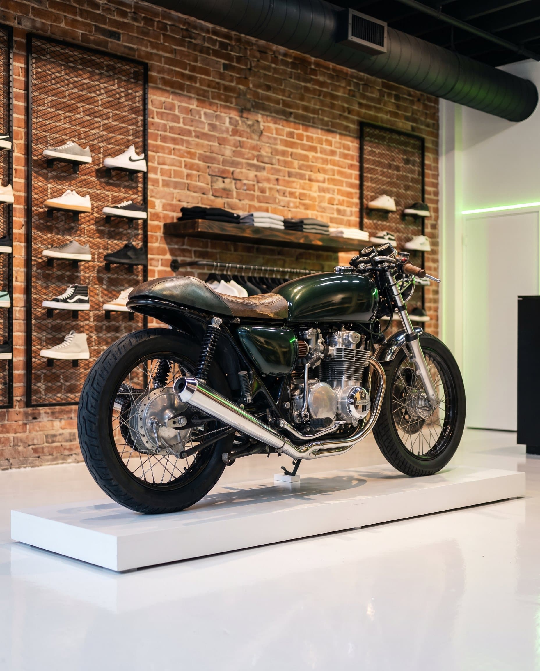 Moto d'epoca esposta al centro del negozio Step Up a Frosinone